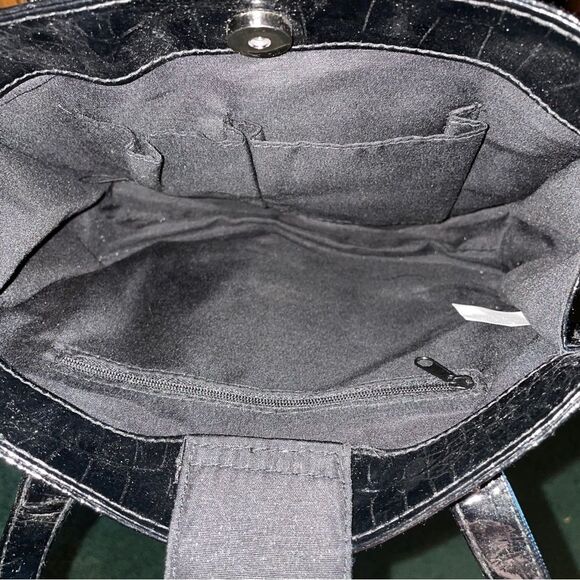 Black alligator-look vinyl purse w/ 3-D flowe design. Magnetic closure snap - Picture 5 of 10